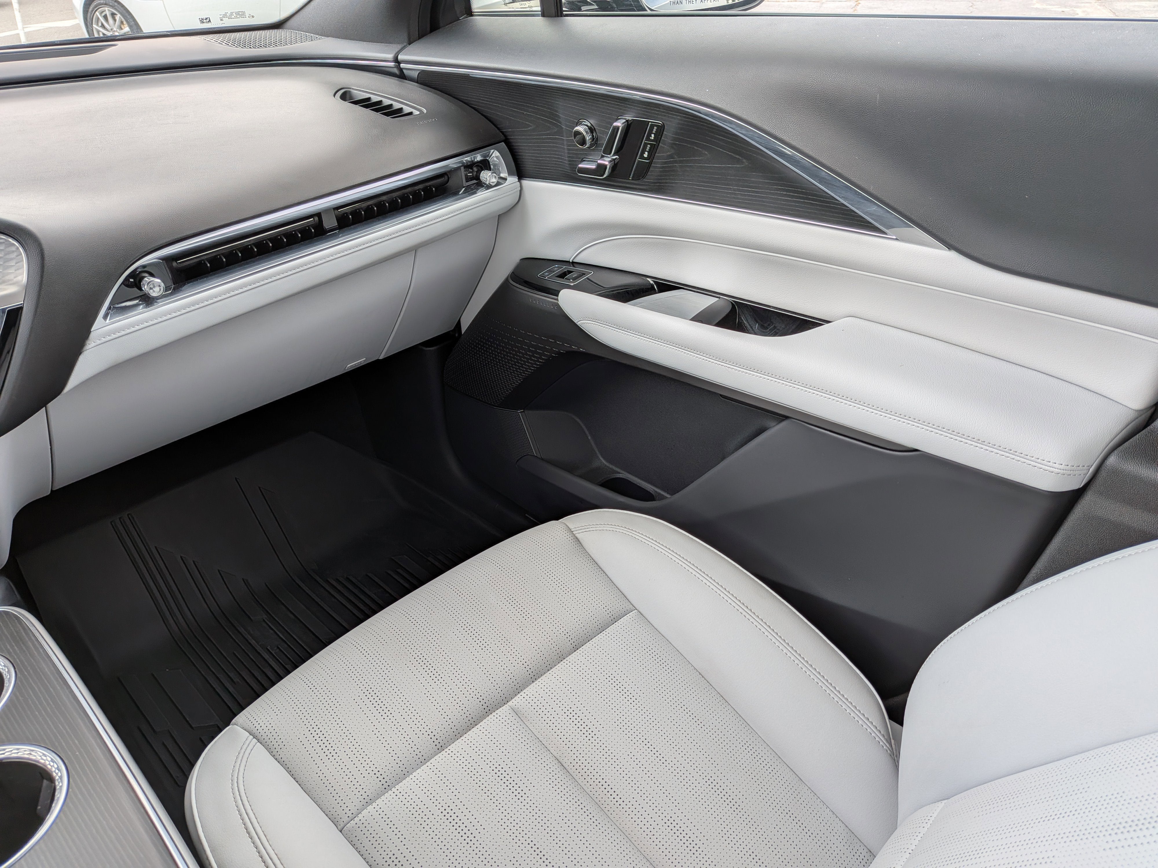 2024 Cadillac LYRIQ Luxury 1