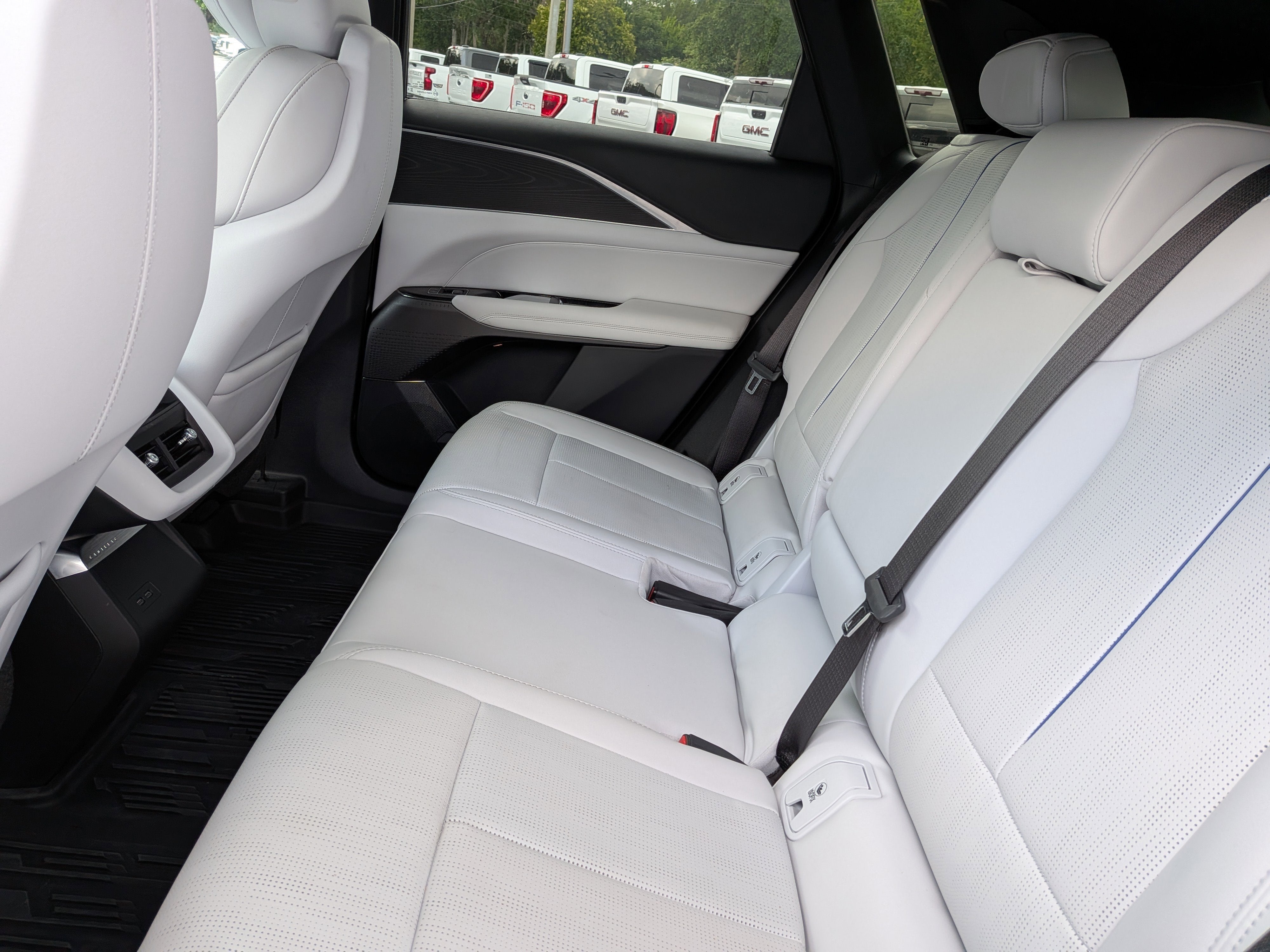 2024 Cadillac LYRIQ Luxury 1