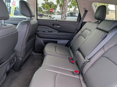 2025 Nissan Pathfinder SL FWD